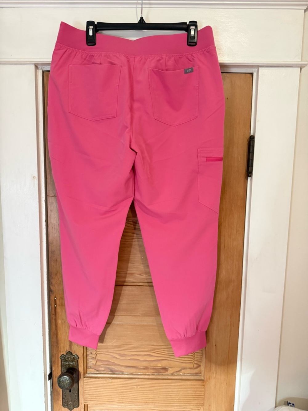 Figs F’ING Pink Catarina 1 pocket scrub top & Jogger scrub pants size Large - Picture 9 of 12